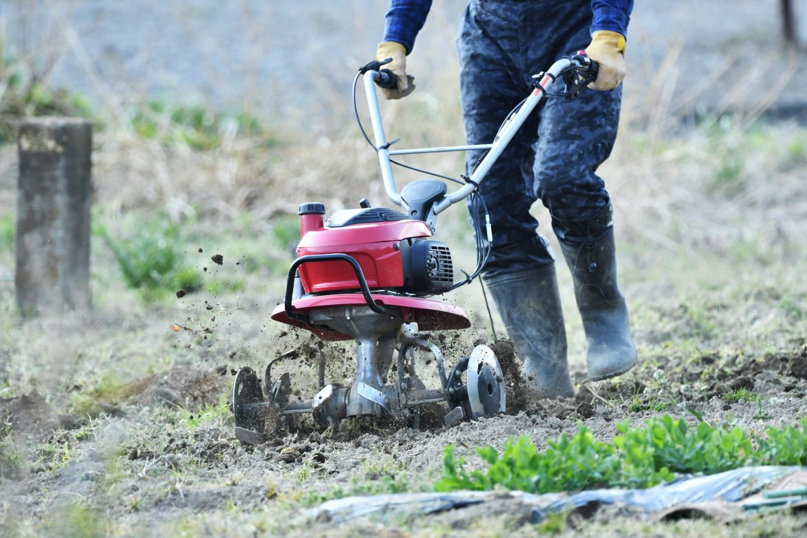 Homme qui utilise une motobineuse