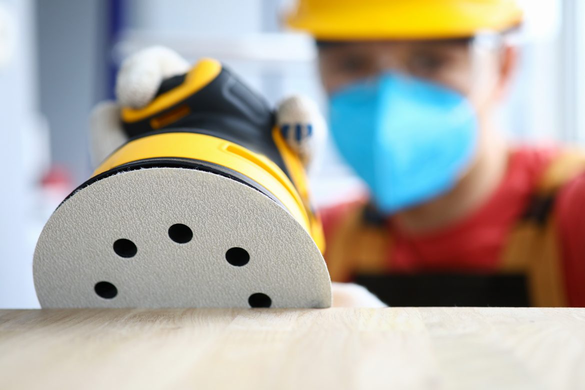 Homme utilisant une ponceuse