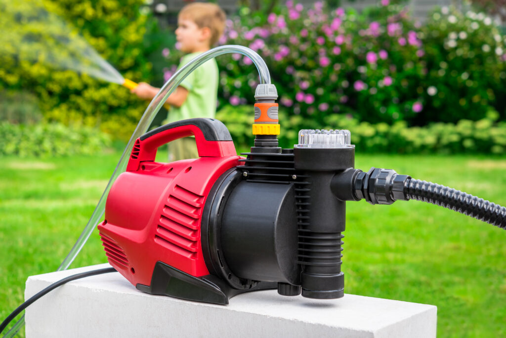 Quand modernité rime avec jardinage : découvrez comment une pompe à eau moderne transforme l'entretien de vos espaces verts.